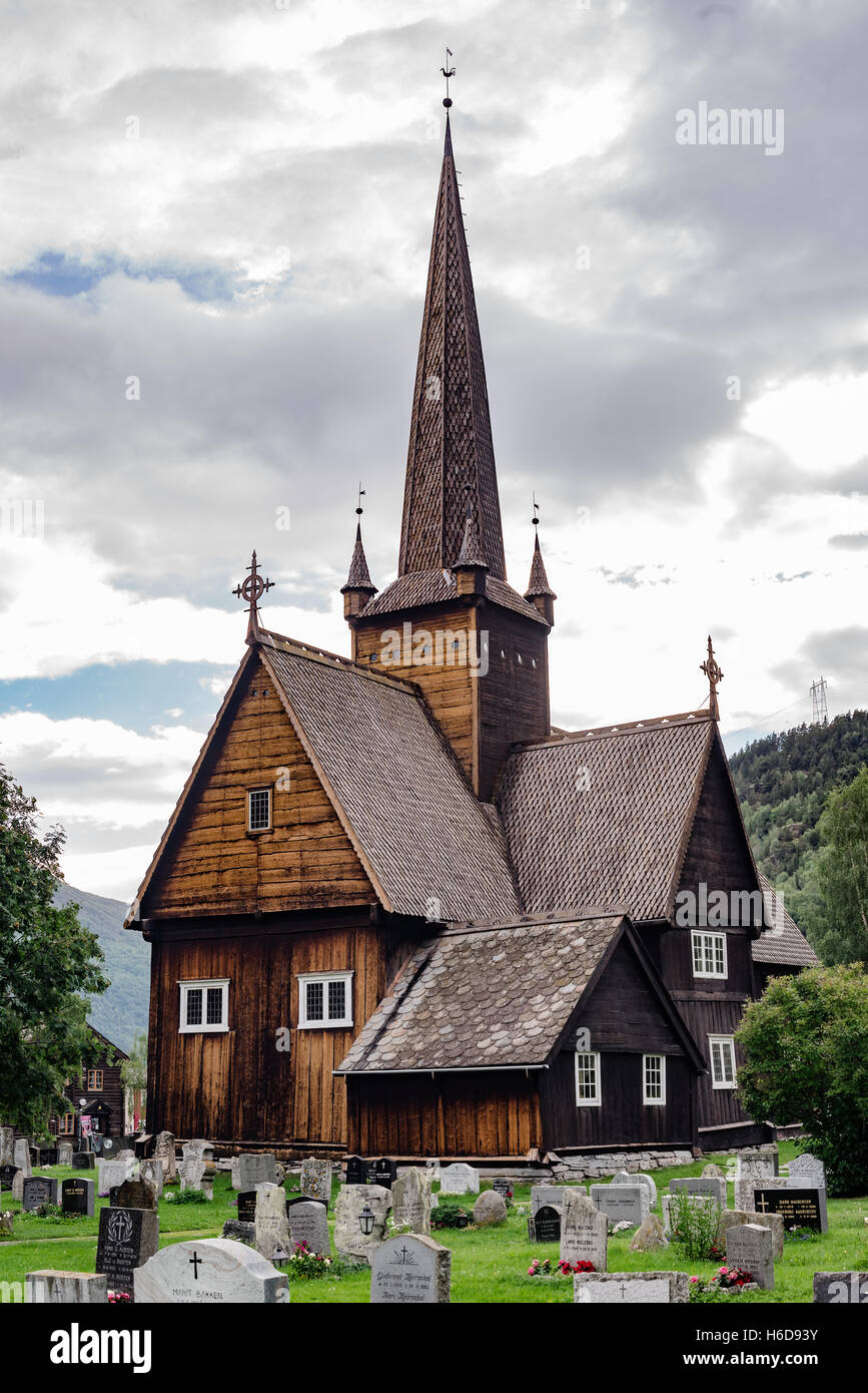 Stavkirke - l'ancienne église en bois forme milieu siècle norvégien en ville. Banque D'Images