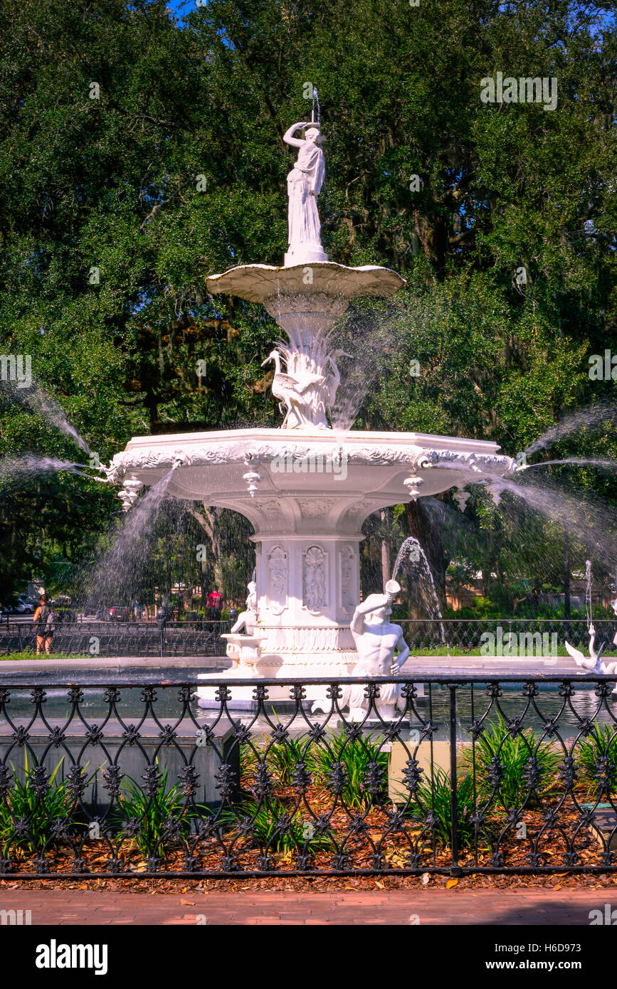 L'inspiration et la statuaire parisien fantaisiste fontaine monument à Forsyth Park dans le centre-ville historique de Savannah, GA Banque D'Images