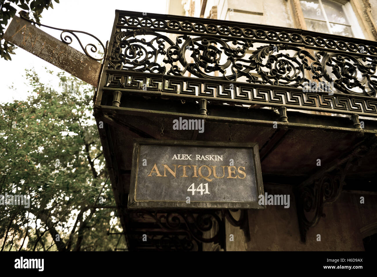 Mobilier de balcon en fer forgé ornemental construction de maisons historiques dans le centre-ville d'Antiquités Raskin Alex Savannah, GA Banque D'Images