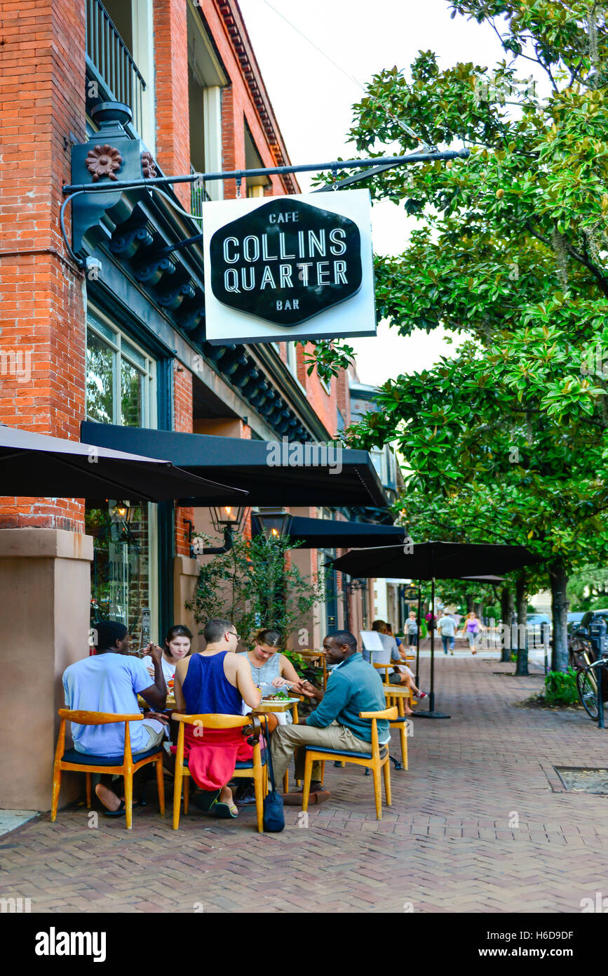 Clients à l'extérieur de Cafe Collins Trimestre Bar avec des repas, accentués australien Bull St, quartier historique du centre-ville de Savannah, GA Banque D'Images