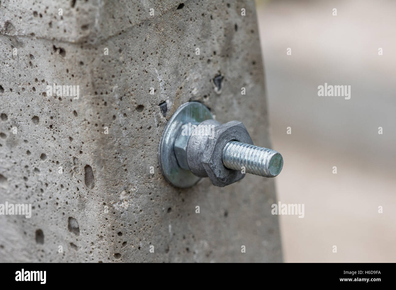 L'écrou et le boulon de fixation au moyen d'un poste en béton Photo Stock -  Alamy