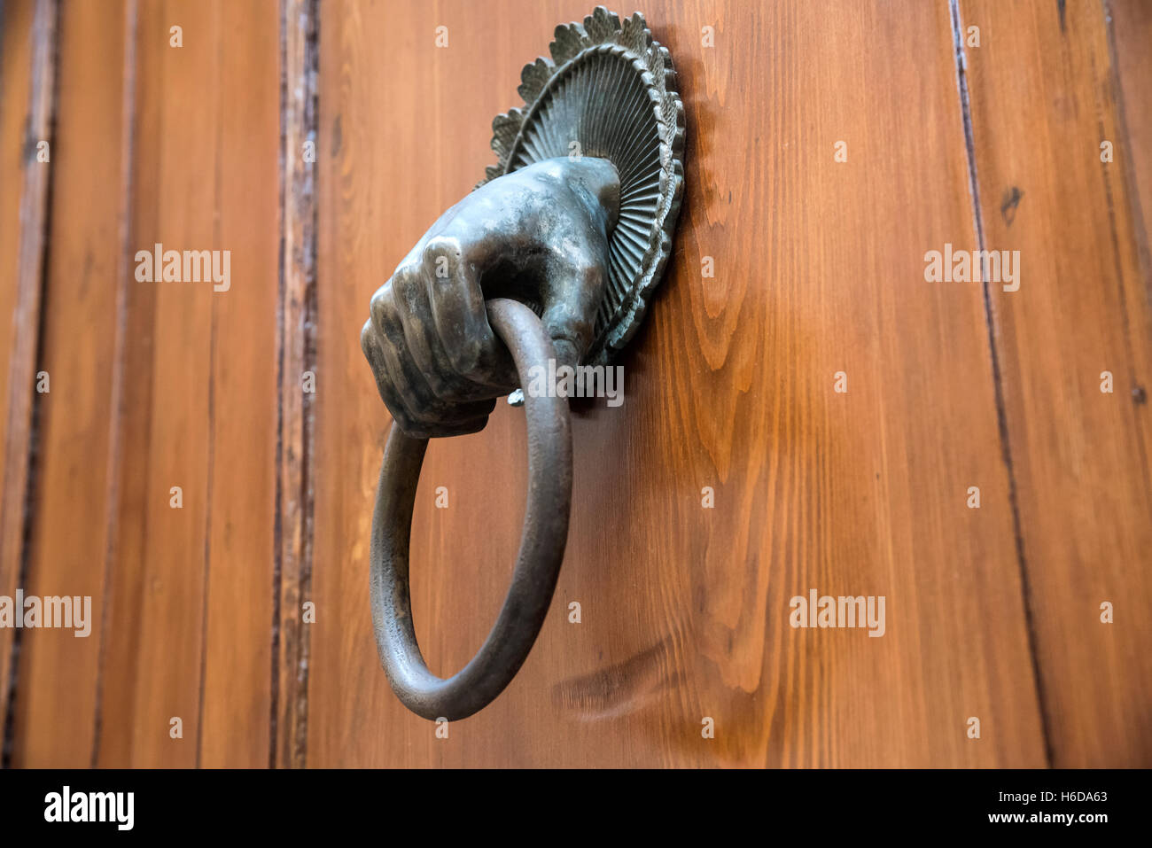 Grande poignée de porte en bronze - la main avec un anneau sur la porte d'une maison ancienne, Vérone, Italie du nord, région de la Vénétie, de l'Europe Banque D'Images