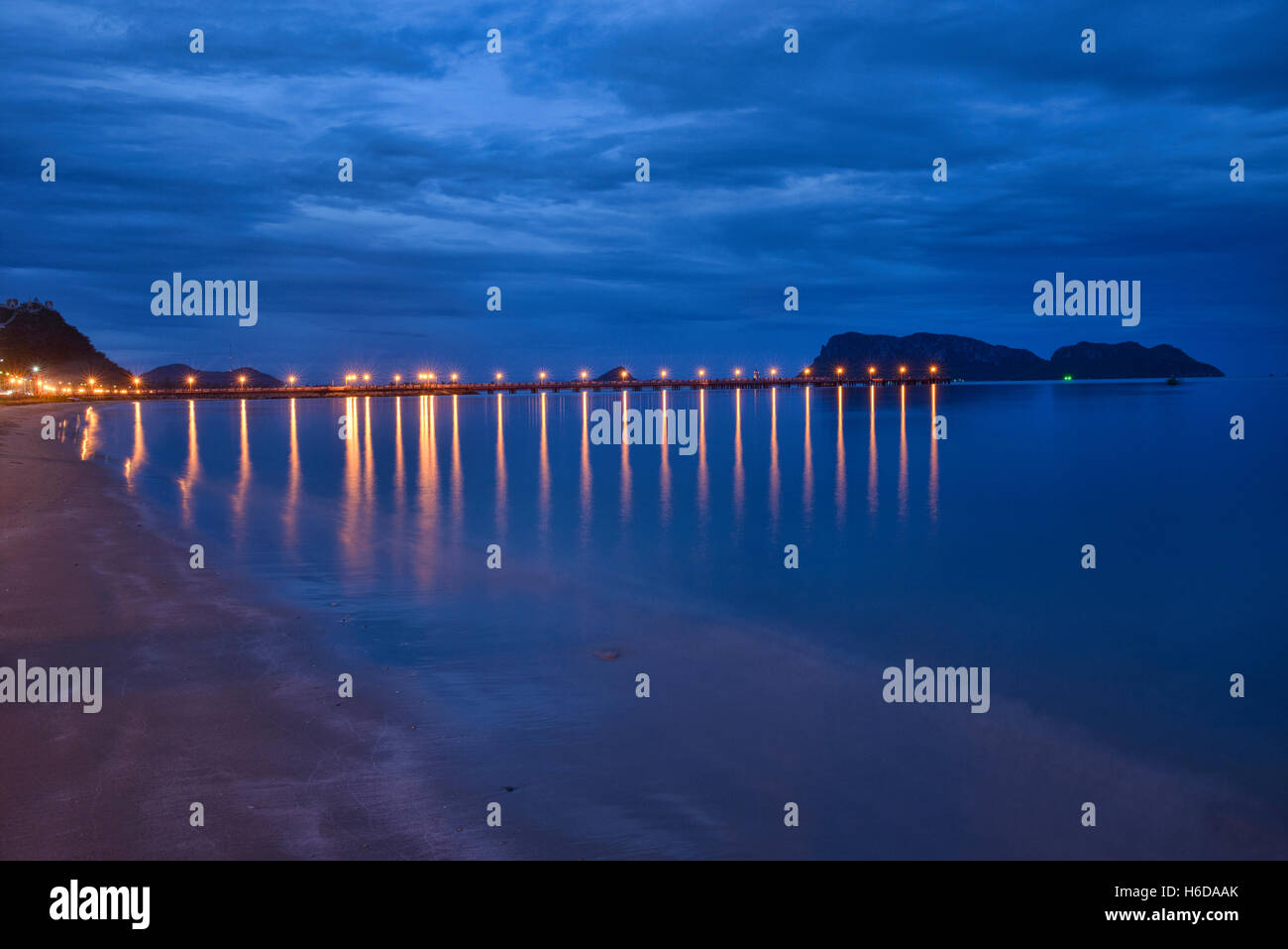 Le Golfe de Thaïlande à l'heure bleue, Prachuap Khiri Khan, Thaïlande Banque D'Images