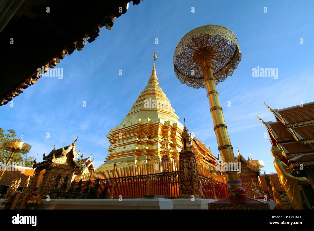 Chiang Mai, Thaïlande - Jan18, 2016 : Wat Phra That Doi Suthep est une attraction touristique populaire et temple historique de Chiang Mai, Banque D'Images Chiang Mai, Thaïlande - Jan18, 2016 : Wat Phra That Doi Suthep est une attraction touristique populaire et temple historique de Chiang Mai, Banque D'Images