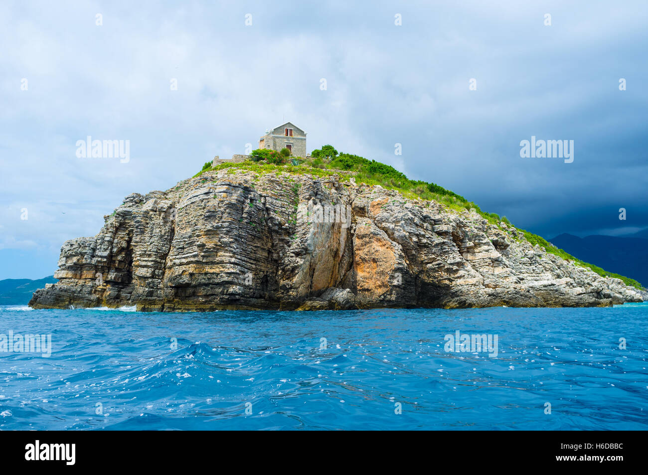 L'ancienne maison située sur la partie supérieure de l'île de Sveti Nikola rocailleux, Budva, Monténégro. Banque D'Images L'ancienne maison située sur la partie supérieure de l'île de Sveti Nikola rocailleux, Budva, Monténégro. Banque D'Images