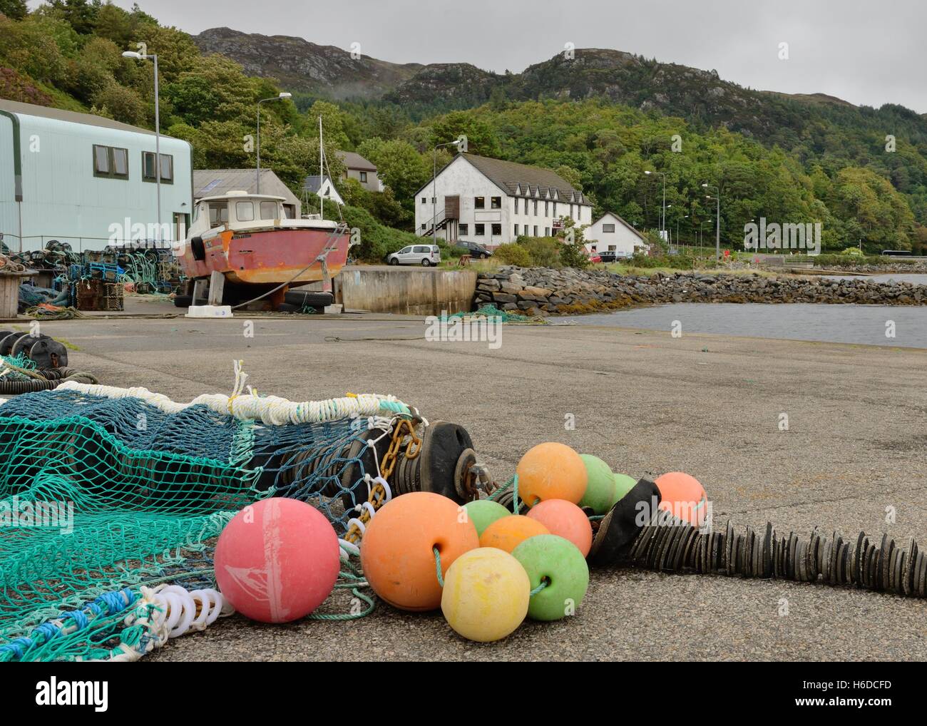 Filet de pêche et de couleur flotte sur l'embarcadère de Gairloch, Wester Ross, Highland, Scotland Banque D'Images