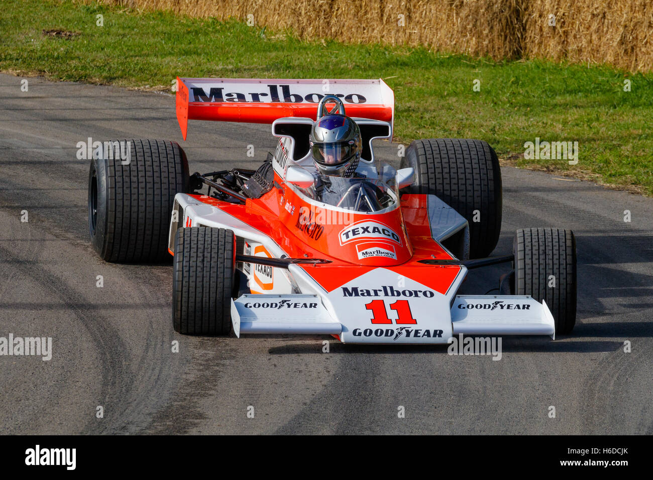 1976 McLaren-Cosworth M23 avec chauffeur Charles Nearburg au Goodwood Festival of Speed 2016, Sussex, UK. James Hunt Ex voiture. Banque D'Images