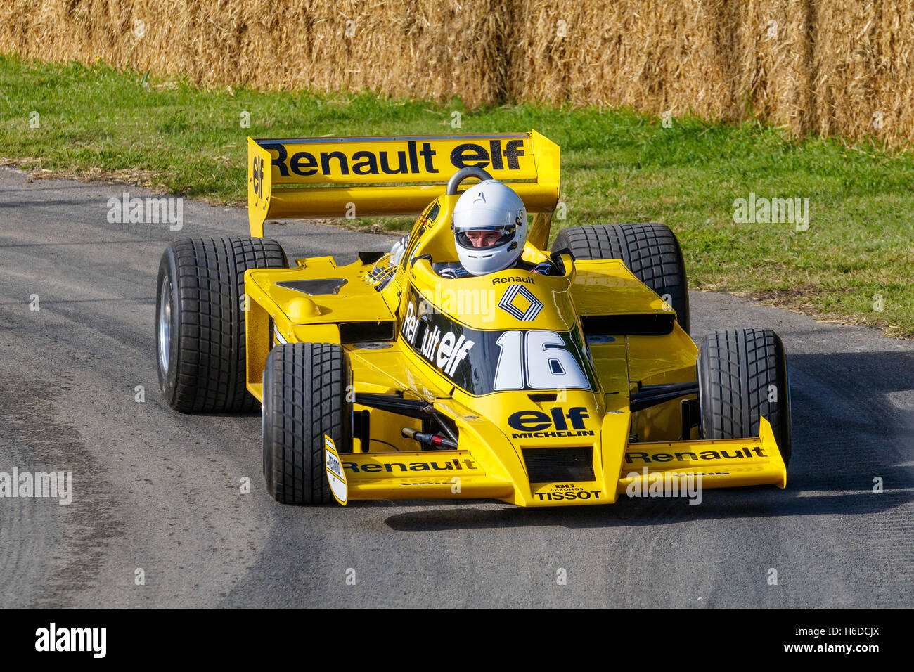1977 Renault R01 F1 avec chauffeur René Arnoux au Goodwood Festival of Speed 2016, Sussex, UK Banque D'Images
