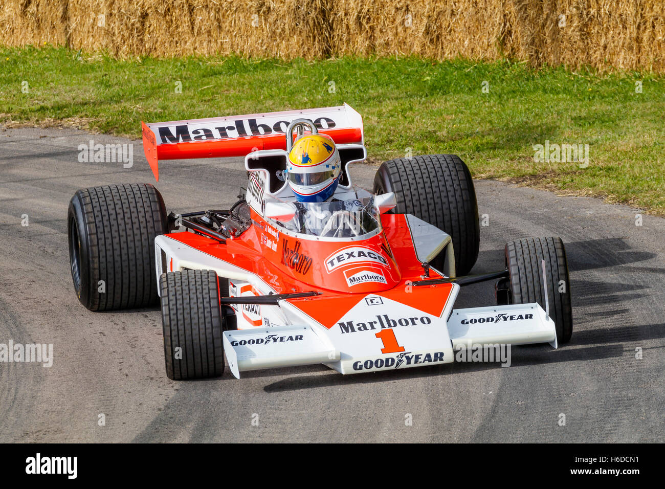 1976 McLaren-Cosworth M23 avec chauffeur Scott Walker à la Goodwood Festival of Speed 2016, Sussex, UK. James Hunt Ex voiture. Banque D'Images