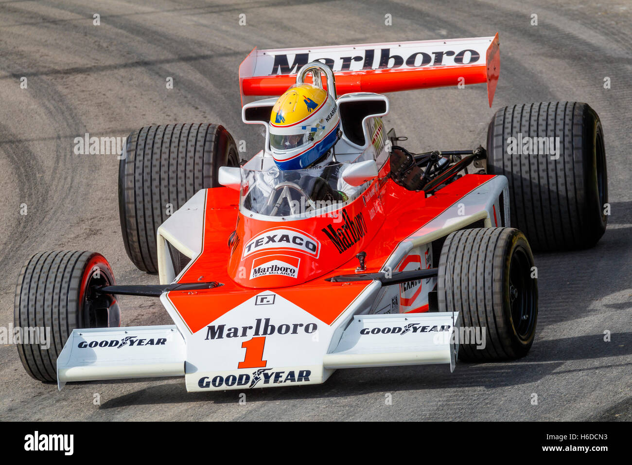 1976 McLaren-Cosworth M23 avec chauffeur Scott Walker à la Goodwood Festival of Speed 2016, Sussex, UK. James Hunt Ex voiture. Banque D'Images