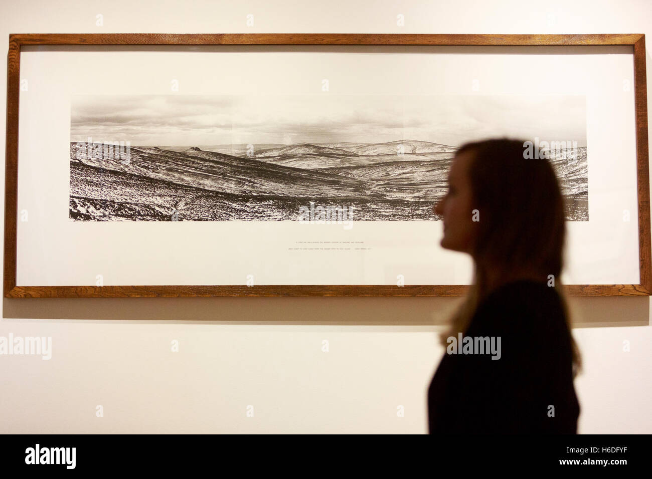 Edinburgh, Royaume-Uni. 27 octobre 2016. Appuyez sur Voir Scottish National Portrait Gallery afficher nouvelle exposition du 29 octobre 2016 au 30 avril 2017 a appelé la photographie de paysage À PARTIR DE LA COLLECTION DU National Galleries of Scotland. Modèle Pictuerd pose en arrière-plan une photo montre paysage entre l'Ecosse et l'Angleterre en 1977. Pako Mera/Alamy Live News Banque D'Images