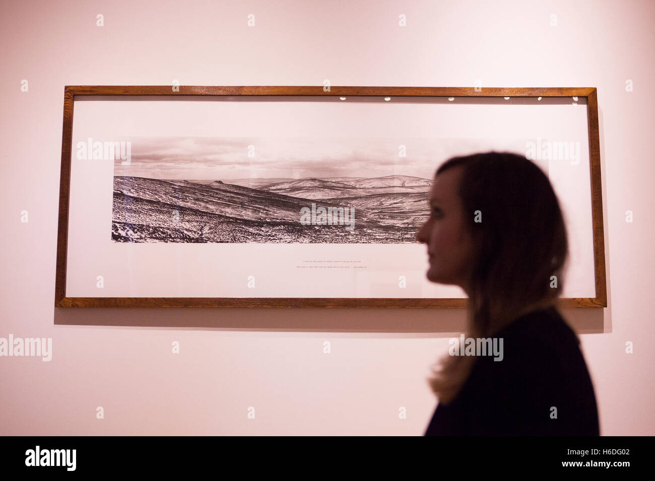 Edinburgh, Royaume-Uni. 27 octobre 2016. Appuyez sur Voir Scottish National Portrait Gallery afficher nouvelle exposition du 29 octobre 2016 au 30 avril 2017 a appelé la photographie de paysage À PARTIR DE LA COLLECTION DU National Galleries of Scotland. Modèle Pictuerd pose en arrière-plan une photo montre paysage entre l'Ecosse et l'Angleterre en 1977. Pako Mera/Alamy Live News Banque D'Images