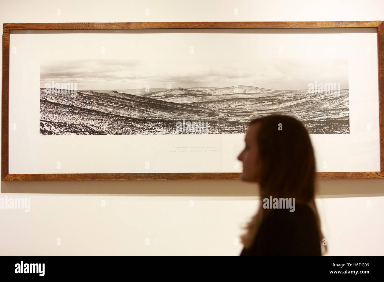 Edinburgh, Royaume-Uni. 27 octobre 2016. Appuyez sur Voir Scottish National Portrait Gallery afficher nouvelle exposition du 29 octobre 2016 au 30 avril 2017 a appelé la photographie de paysage À PARTIR DE LA COLLECTION DU National Galleries of Scotland. Modèle Pictuerd pose en arrière-plan une photo montre paysage entre l'Ecosse et l'Angleterre en 1977. Pako Mera/Alamy Live News Banque D'Images