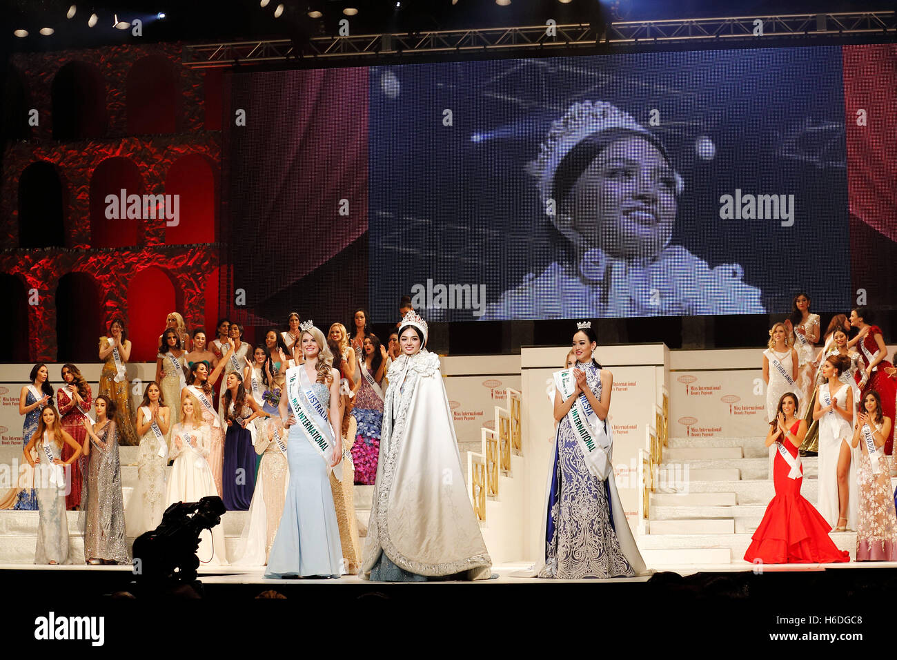 Miss Philippines Kylie Verzosa remporte le 56e Concours de beauté Miss International 2016 Le 27 octobre 2016, à Tokyo, Japon. Soixante-neuf participants de différents pays ont pris part au concours de beauté le concours qui a été organisé par l'Association Culture internationale depuis 1960. Credit : Rodrigo Reyes Marin/AFLO/Alamy Live News Banque D'Images