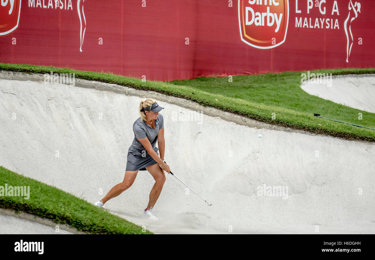 Kuala Lumpur, Malaisie. 27 Oct, 2016. La Norvège est Suzann Pettersen bunker action au championnat de la LPGA Tour 1 Malaisie Kuala Lumpur PTC en golf. Credit : Danny Chan/Alamy Live News. Banque D'Images
