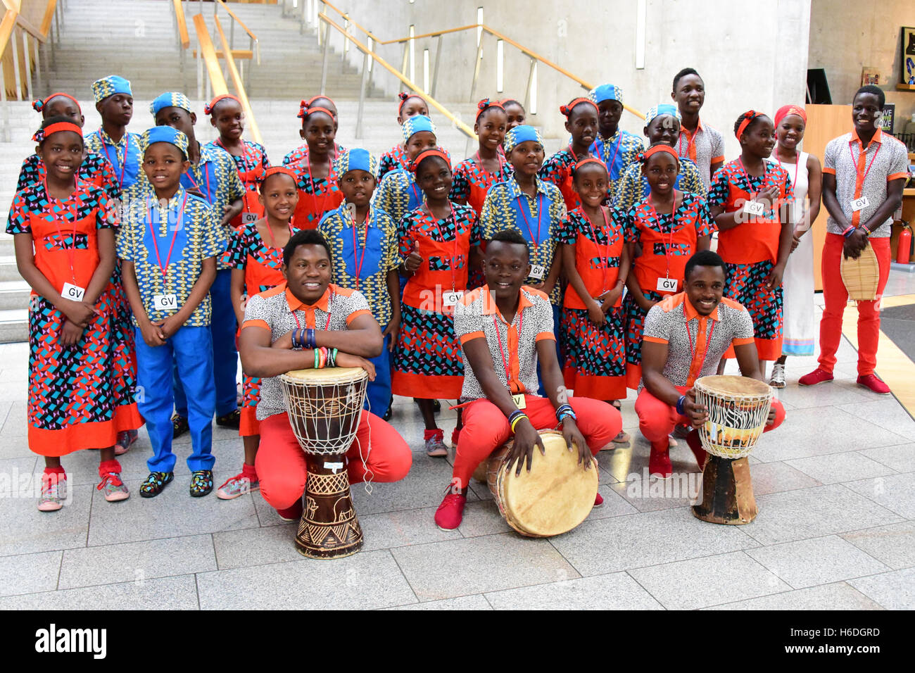 Edinburgh, Ecosse, Royaume-Uni, le 27 octobre, 2016. 'Le Chant des enfants de choeur de l'Afrique du Kenya, partie de la 'apprendre aux enfants' charity, effectuer au parlement écossais, le Crédit : Ken Jack / Alamy Live News Banque D'Images