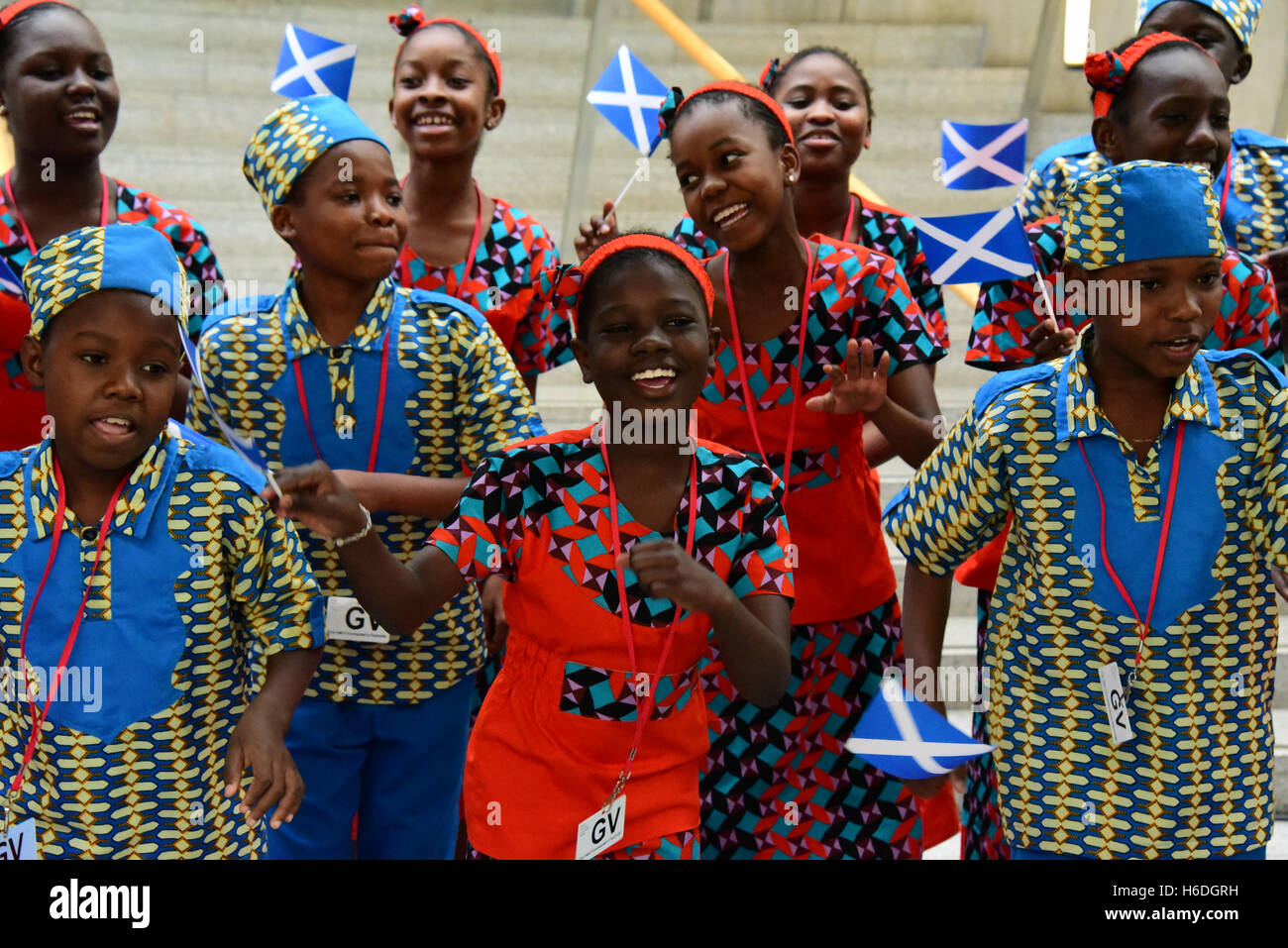 Edinburgh, Ecosse, Royaume-Uni, le 27 octobre, 2016.Une partie de 'Le Chant des enfants de choeur de l'Afrique du Kenya, de la "charité" l'apprendre aux enfants, comme ils l'onde drapeaux sautoir effectuer au parlement écossais, le Crédit : Ken Jack / Alamy Live News Banque D'Images