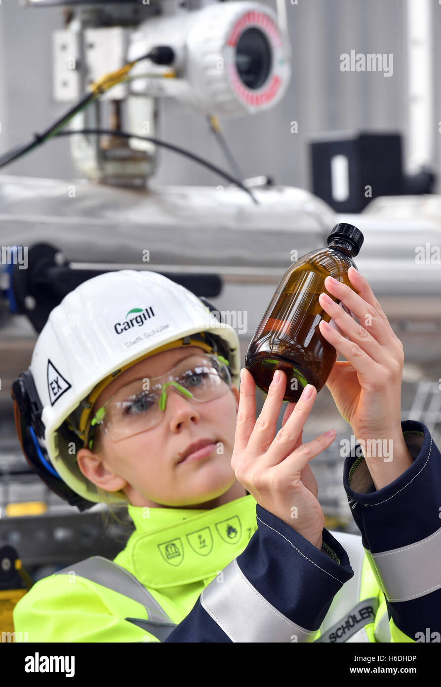 Barby, Allemagne. 27 Oct, 2016. Les employés de Cargill Stefanie Schueler travaillant sur la nouvelle usine d'éthanol de l'US-société américaine Cargill à Montmélian, Allemagne, 27 octobre 2016. Cargill exploite l'une des plus grandes usines d'amidon de blé européen en Saxe-Anhalt. Cette année, la production d'alcool premium a été ajouté. PHOTO : HENDRIK SCHMIDT/dpa/Alamy Live News Banque D'Images