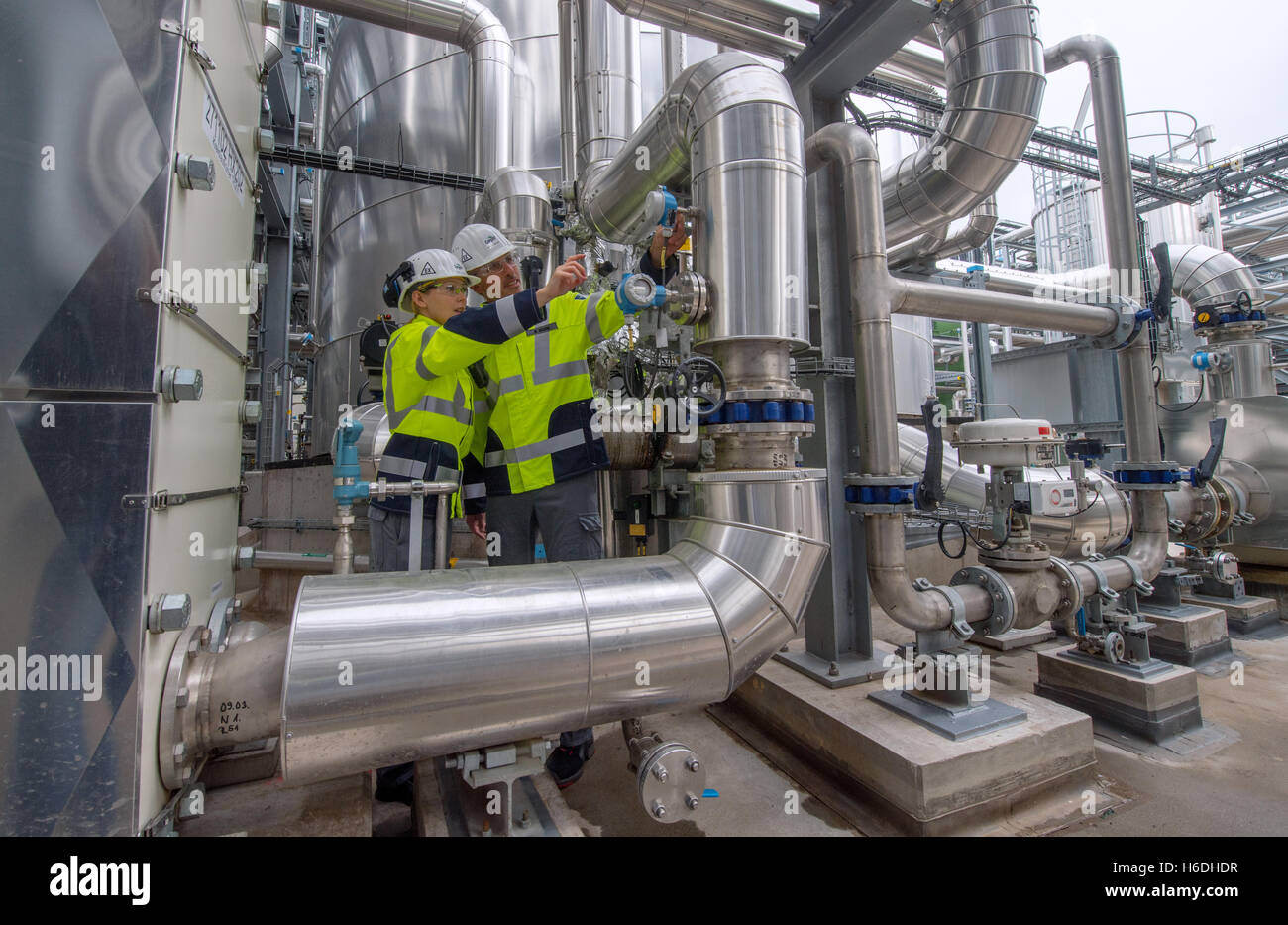 Barby, Allemagne. 27 Oct, 2016. Les employés de Cargill Stefanie Schueler et Martin ver travaillant sur la nouvelle usine d'éthanol de l'US-société américaine Cargill à Montmélian, Allemagne, 27 octobre 2016. Cargill exploite l'une des plus grandes usines d'amidon de blé européen en Saxe-Anhalt. Cette année, la production d'alcool premium a été ajouté. PHOTO : HENDRIK SCHMIDT/dpa/Alamy Live News Banque D'Images