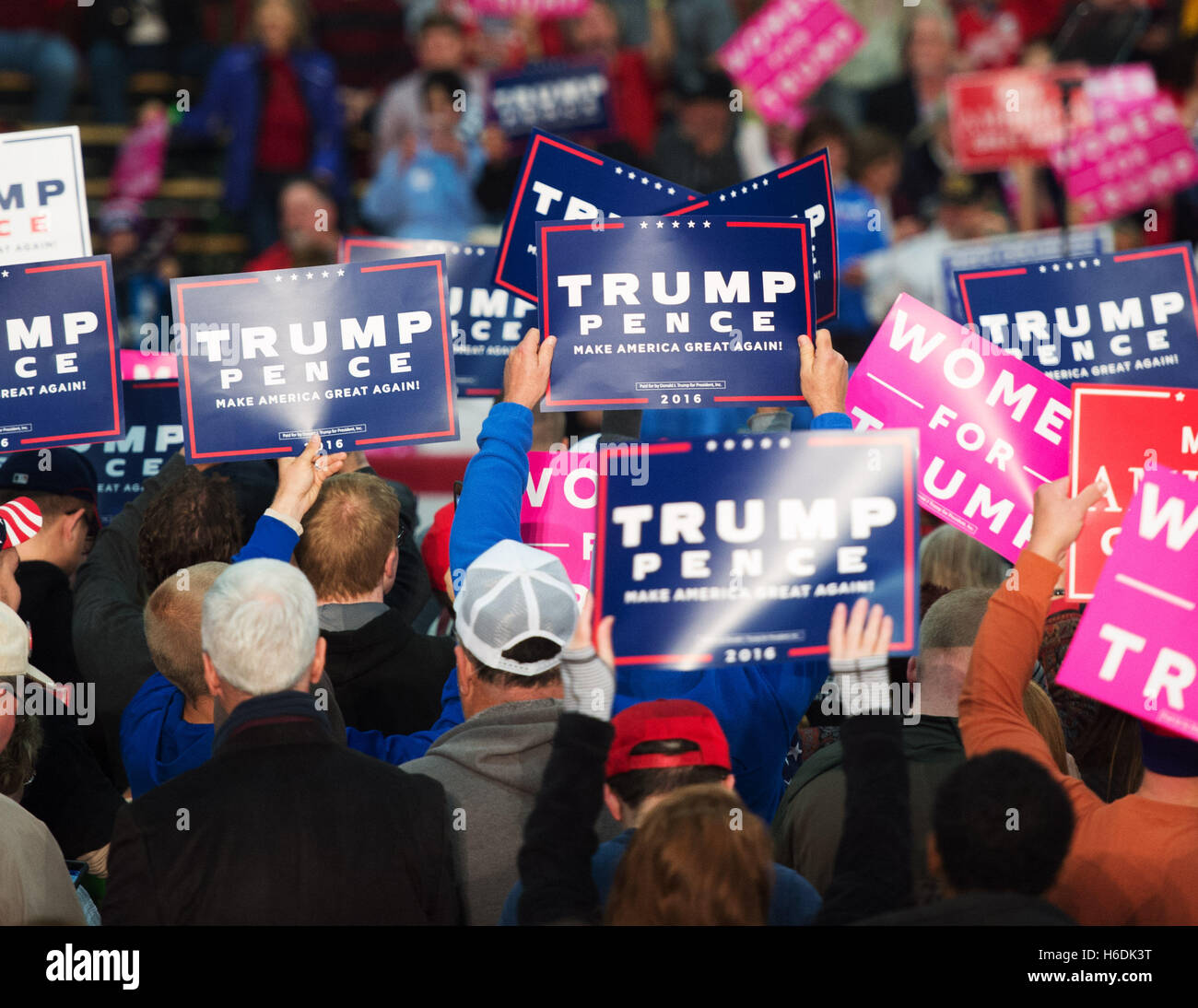 Springfield, Ohio, USA. 27 octobre, 2016. Trump partisans attendent leur candidat du Champions Centre on Oct.27. Springfield, OH, USA. Credit : Brent Clark/Alamy Live News Banque D'Images