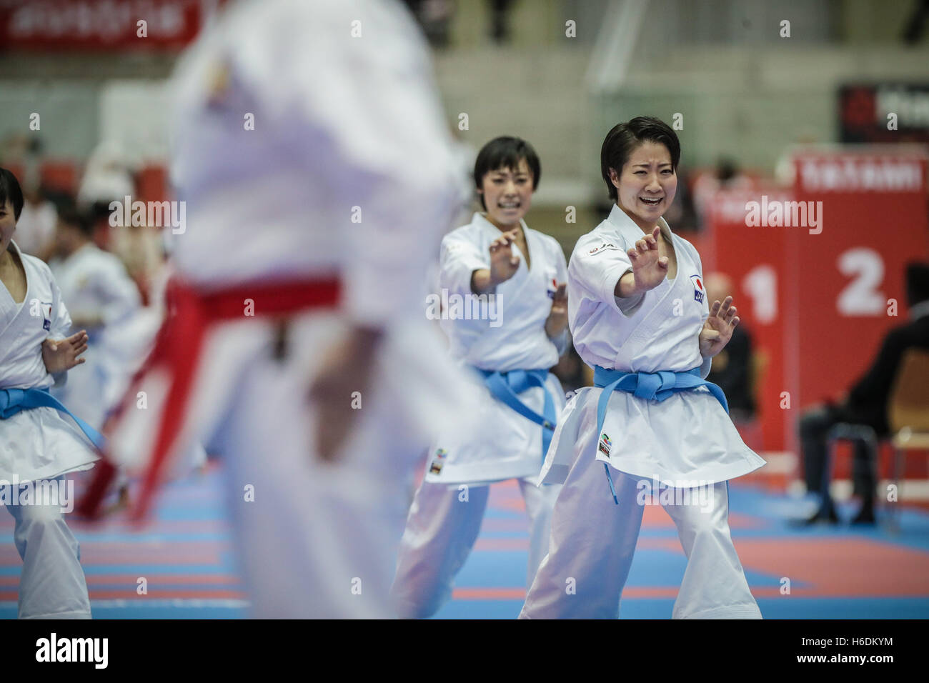 Linz, Autriche. 27, octobre 2016. L'équipe féminine de l'équipe de kata, Championnat du Monde au Japon, le Karaté WKF : Jan de Wild Photography / Alamy Live News Banque D'Images