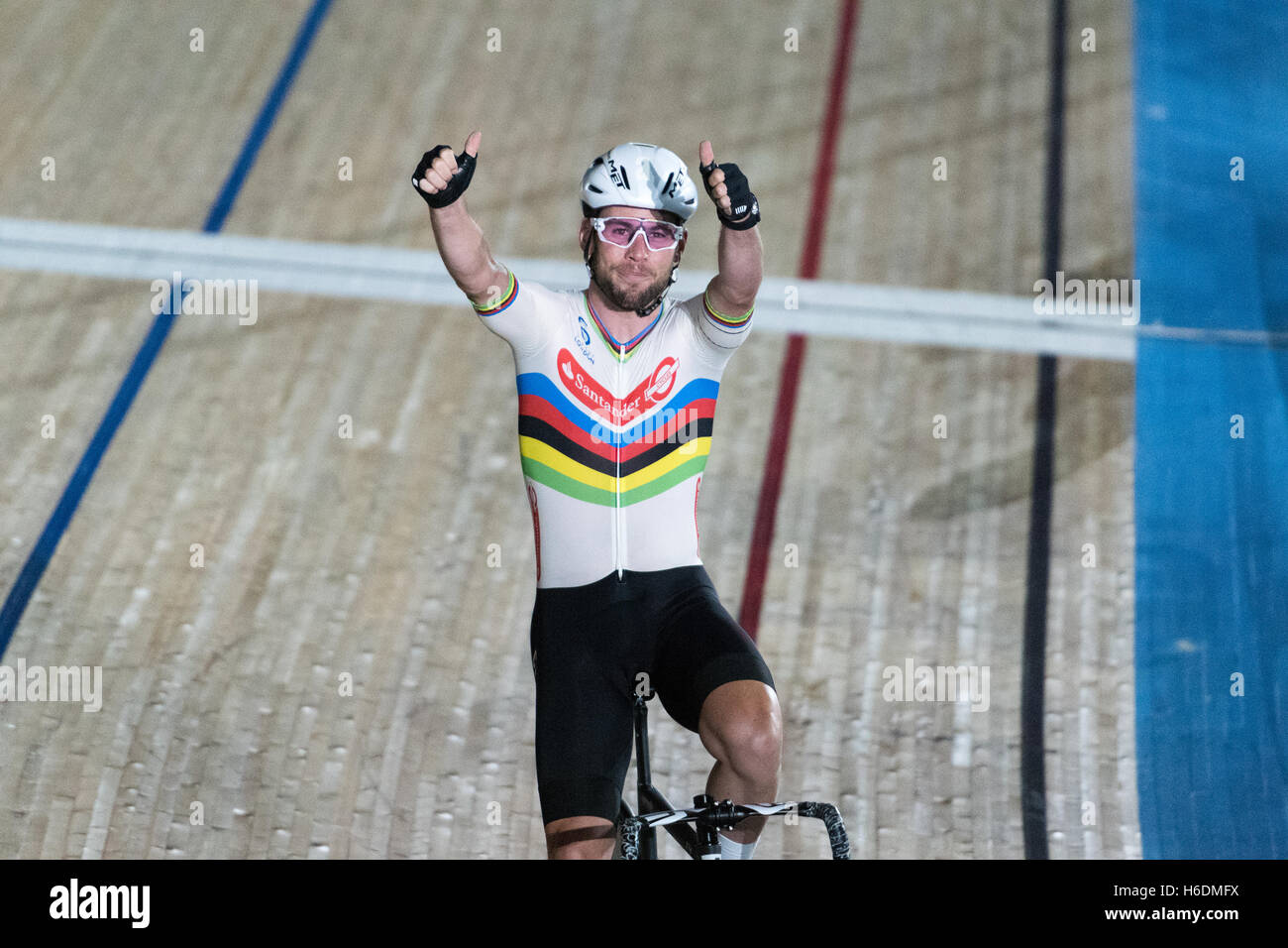 Londres, Royaume-Uni. 27 Oct, 2016. La fin de la troisième journée de 6 jour Londres vu Cavendish et Wiggins se déplacer jusqu'à 2 place au classement général de classification générale. Mark Cavendish célèbre avec les fans. Credit : pmgimaging/Alamy Live News Banque D'Images