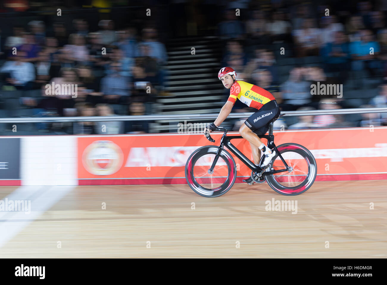 Londres, Royaume-Uni. 27 Oct, 2016. La fin de la troisième journée de 6 jour Londres vu Cavendish et Wiggins se déplacer jusqu'à 2 place au classement général de classification générale. Morgan Kniesky avant le départ de la course. Credit : pmgimaging/Alamy Live News Banque D'Images