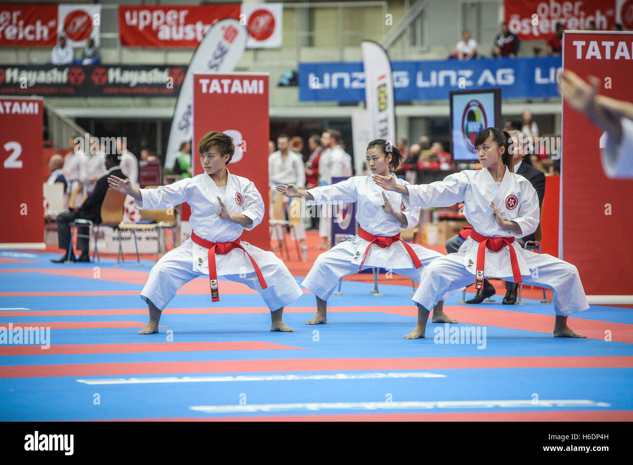 Linz, Autriche. 27, octobre 2016. Championnat du monde kata équipe, karaté WKF : Jan de Wild Photography / Alamy Live News Banque D'Images