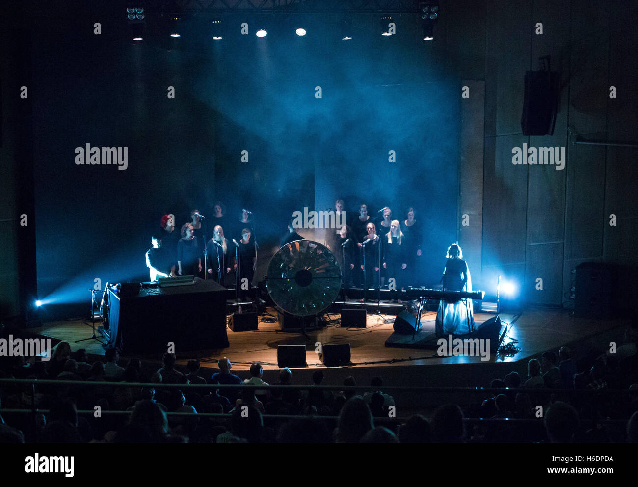 Stuttgart, Allemagne. 27 Oct, 2016. La chanteuse et pianiste brésilien Dillon chante avec des chanteurs de l'Musikwerk Stuttgart dans la Liederhalle de Stuttgart, Allemagne, 27 octobre 2016. Photo : SILAS STEIN/dpa/Alamy Live News Banque D'Images