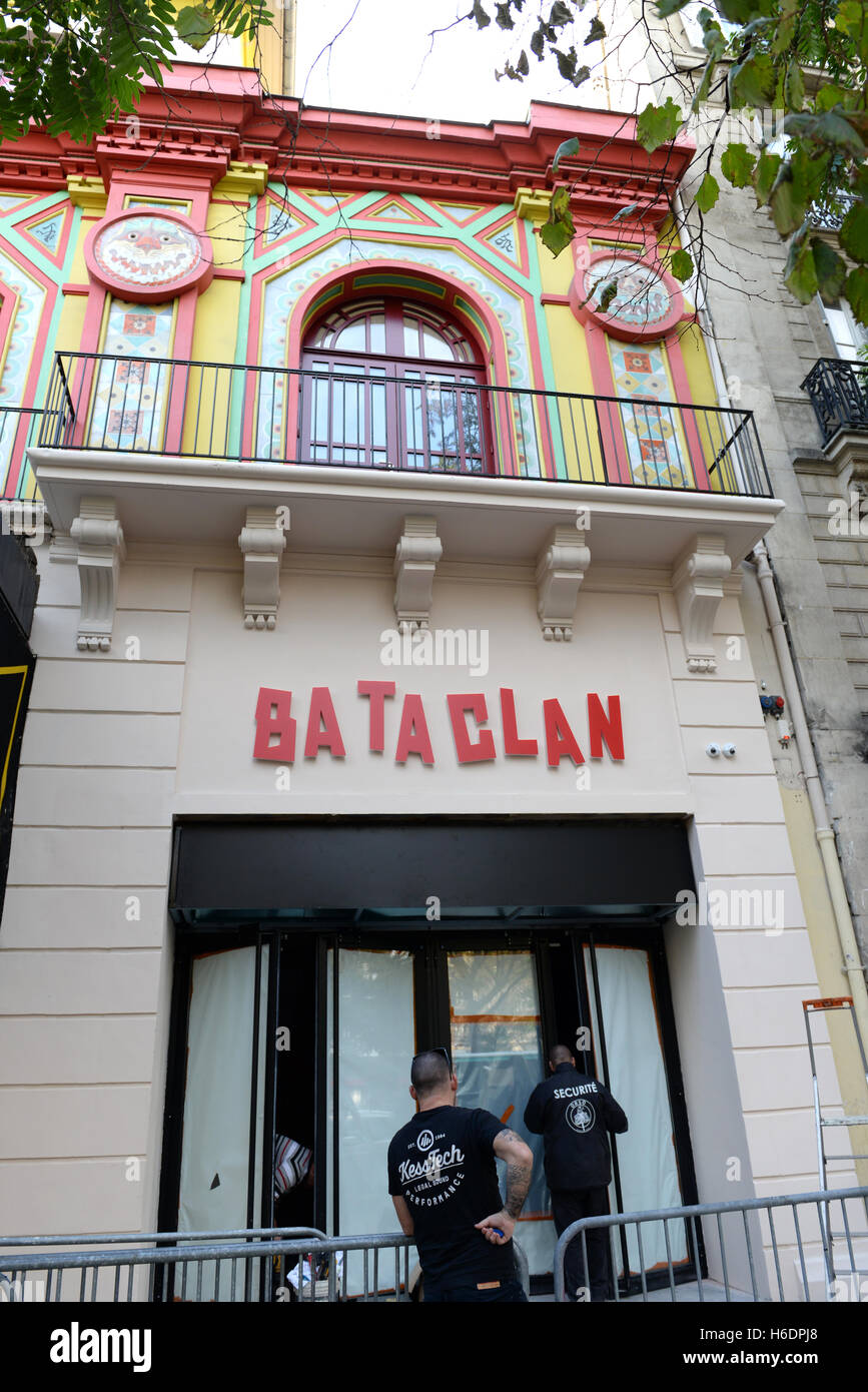 Paris, France. 27 Oct, 2016. Le Bataclan théâtre à Paris révèle son restauré et renouvelé l'extérieur près d'un an après l'attaque terroriste du 13 novembre. Credit : Fausto Marci/Alamy Live News Banque D'Images