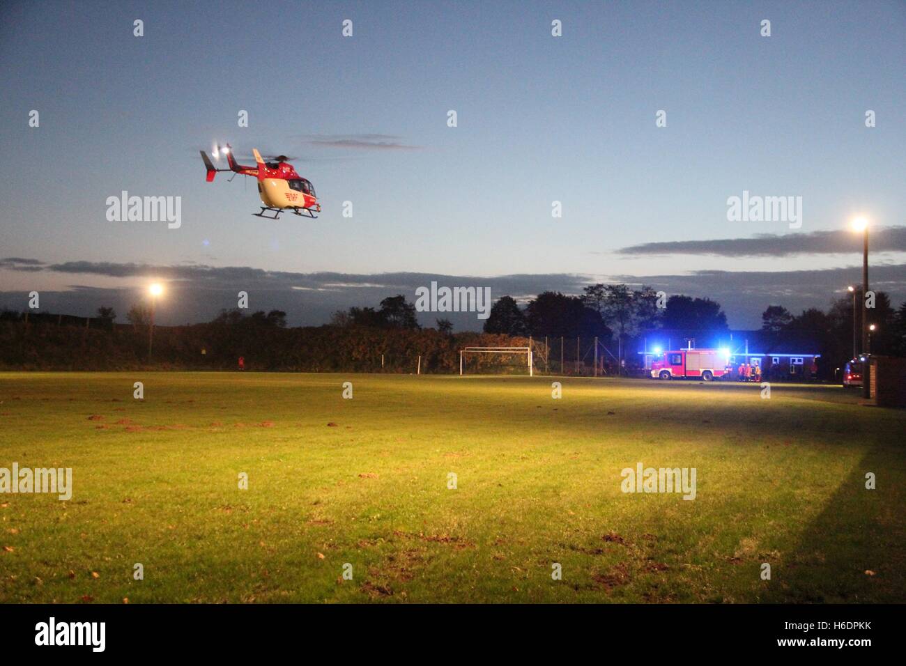 Suederstapel, Allemagne. 29 Oct, 2016. L'hélicoptère de sauvetage "Christoph 42' de la DRF air rescue stationné à Rendsburg fait partie d'un exercice d'alarme avec le service d'incendie et de sauvetage sur le terrain de sport dans Suederstapel, Allemagne, 29 octobre 2016. L'hélicoptère EC 145 soins intensifs d'Airbus Helicopters Deutschland GmbH est le remplacement de l'actuel BK 117. Photo : Wolfgang Runge/dpa/Alamy Live News Banque D'Images