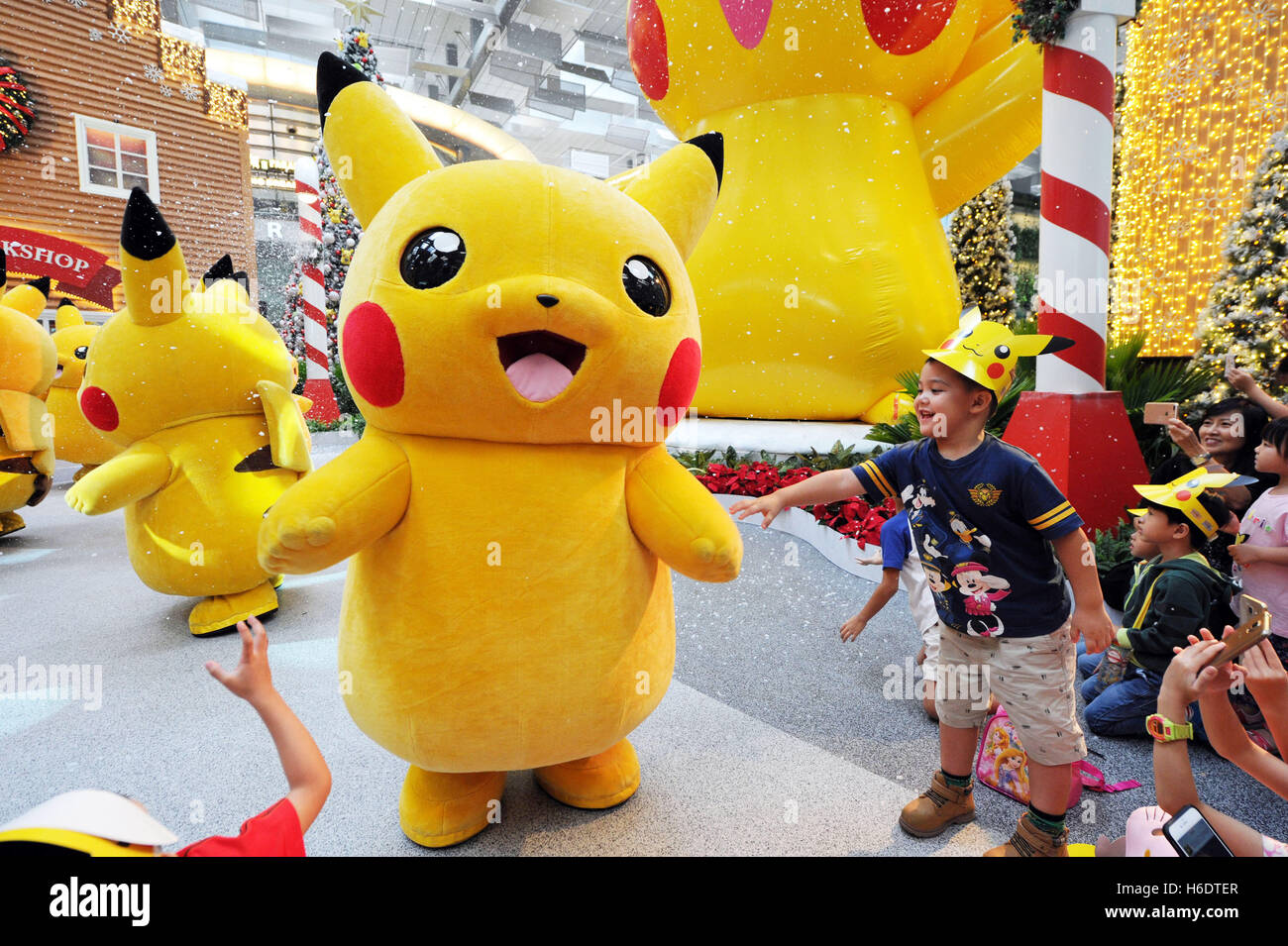 Singapour. 18 Nov, 2016. Un groupe de "danse des Pikachus de la foule à l'aéroport de Singapour Changi, le 18 novembre 2016. L'aéroport Changi de Singapour a organisé un défilé 'Pikachu' à la borne 3 du vendredi. Credit : Puis Chih Wey/Xinhua/Alamy Live News Banque D'Images