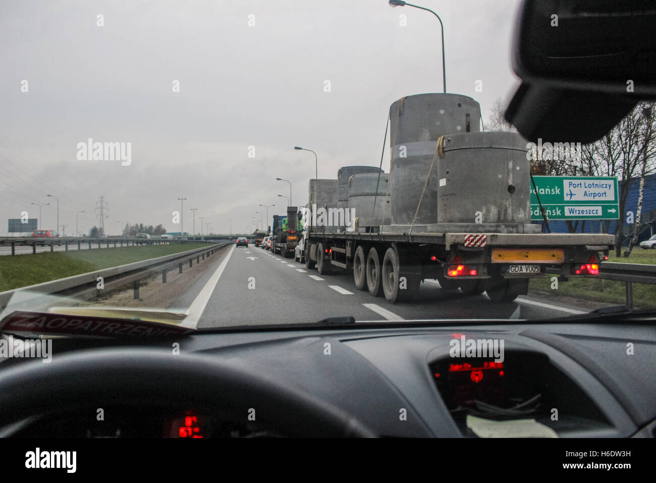 Gdansk, Pologne 18 novembre 2016 Les camions sur la rocade de la ville de Gdansk sont vus. La Commission européenne a décidé le 17 novembre 2016, reportez-vous à la Pologne devant la Cour de justice de l'Union européenne pour la mise en œuvre incorrecte de la directive 96/53/CE sur les dimensions et poids maximaux de certains véhicules routiers. En particulier, la Pologne restreint la liberté d'utiliser son réseau routier à certains camions même s'ils respectent les normes de l'UE. Credit : Michal Fludra/Alamy Live News Banque D'Images