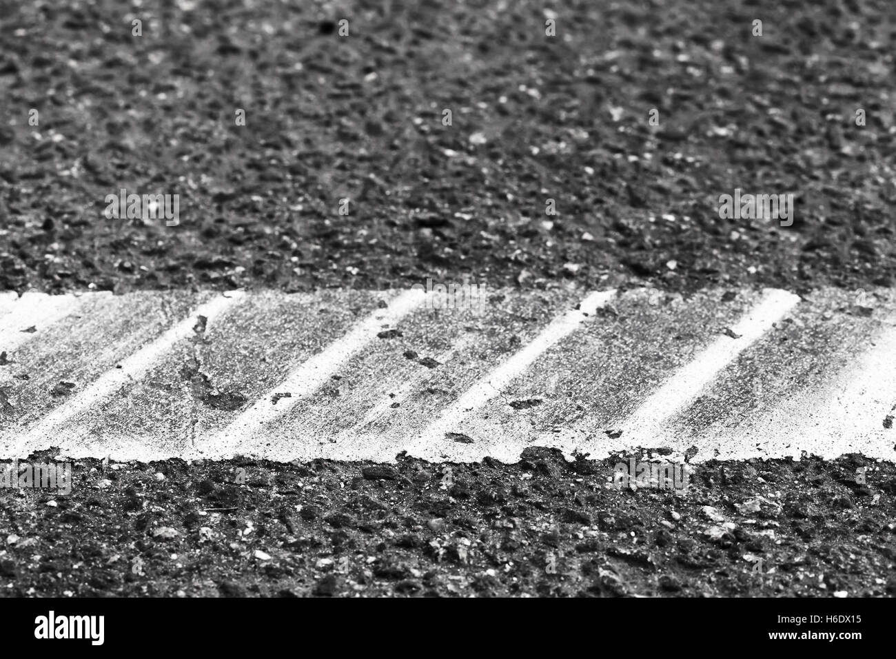 Ligne blanche avec des traces de pneus sur la route, fragment de marquage routier. Résumé arrière-plan de transport Banque D'Images