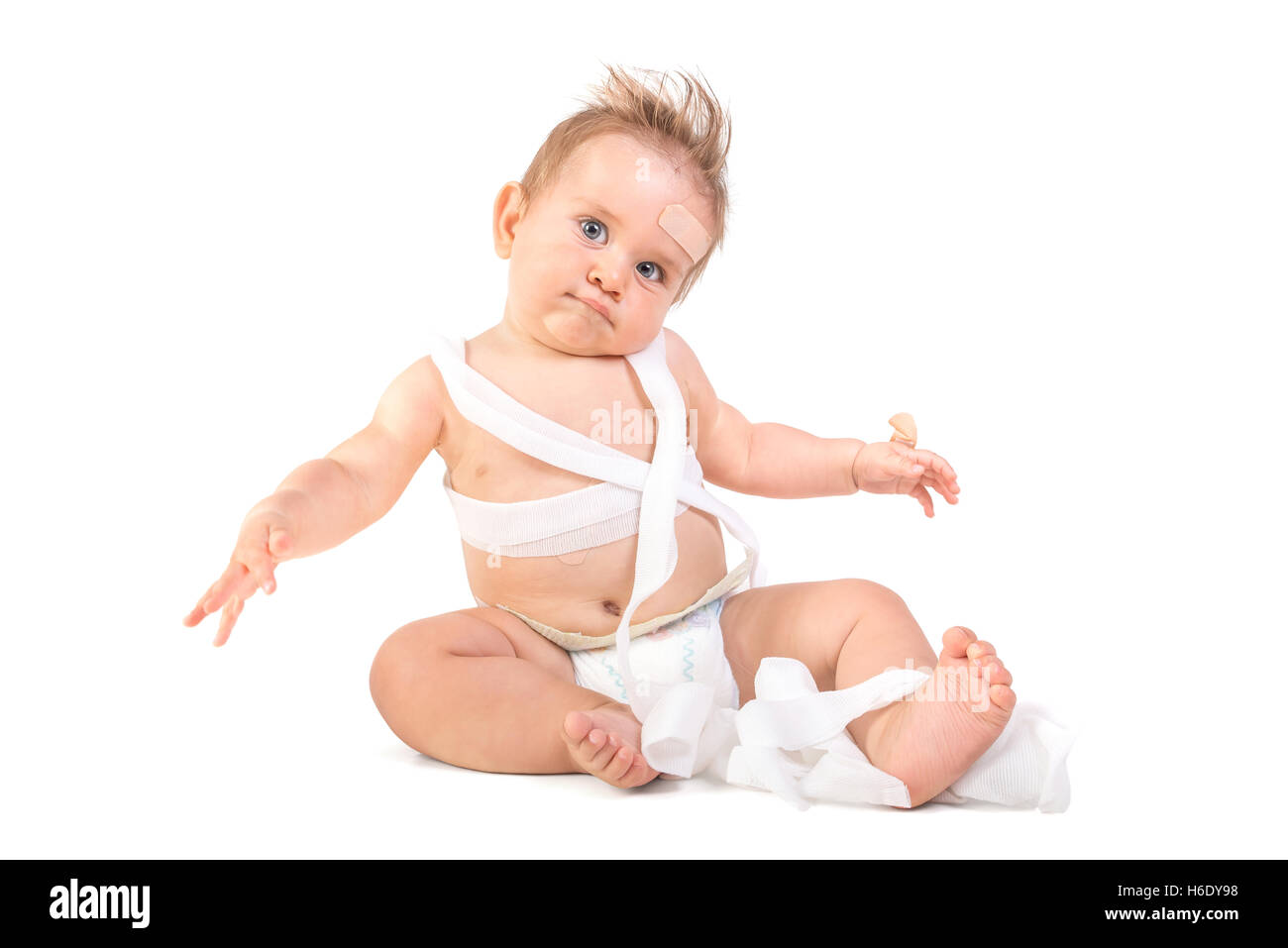 Mignon Bébé Garçon jouant avec des bandages dans une trousse de premiers soins Banque D'Images