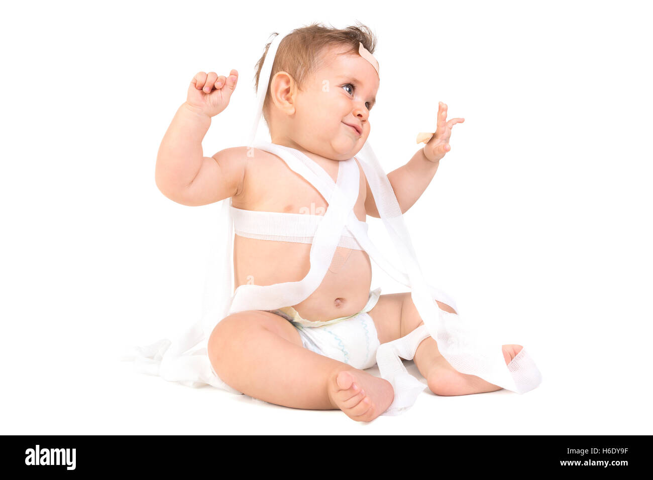 Mignon Bébé Garçon jouant avec des bandages dans une trousse de premiers soins Banque D'Images