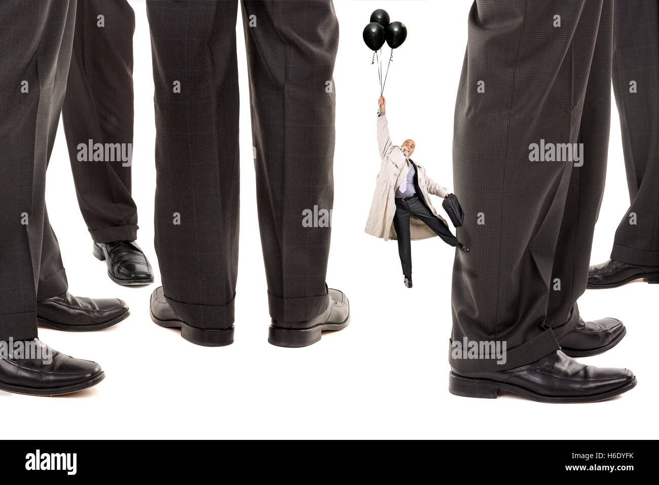 Petit homme d'essayer de parvenir à la grande entreprise les joueurs Banque D'Images