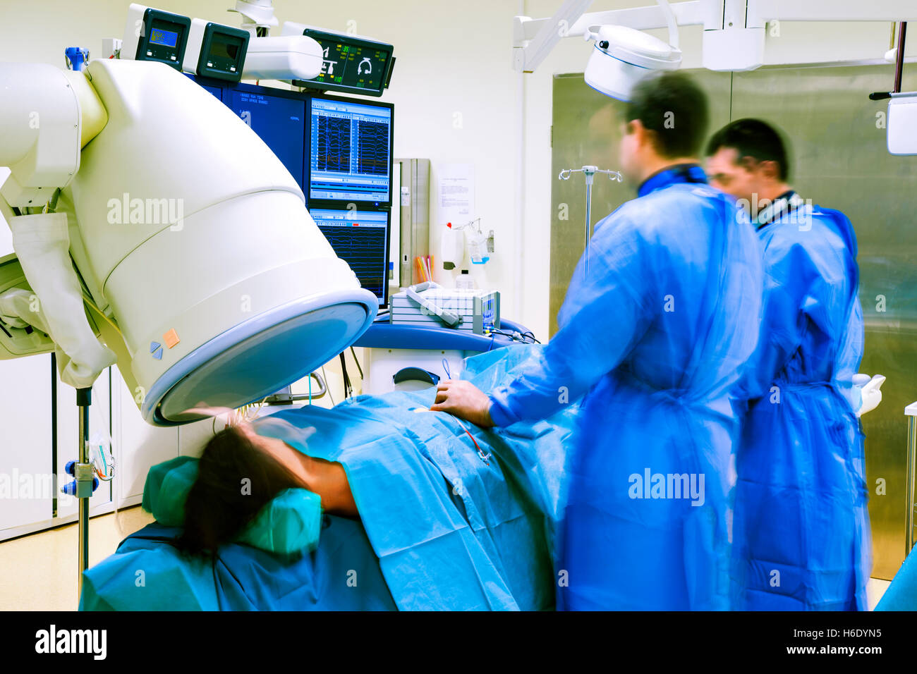 Procédure non invasive chirurgie cardiaque à l'hôpital avec deux médecins et un patient dans le cadre d'un scanner. Banque D'Images