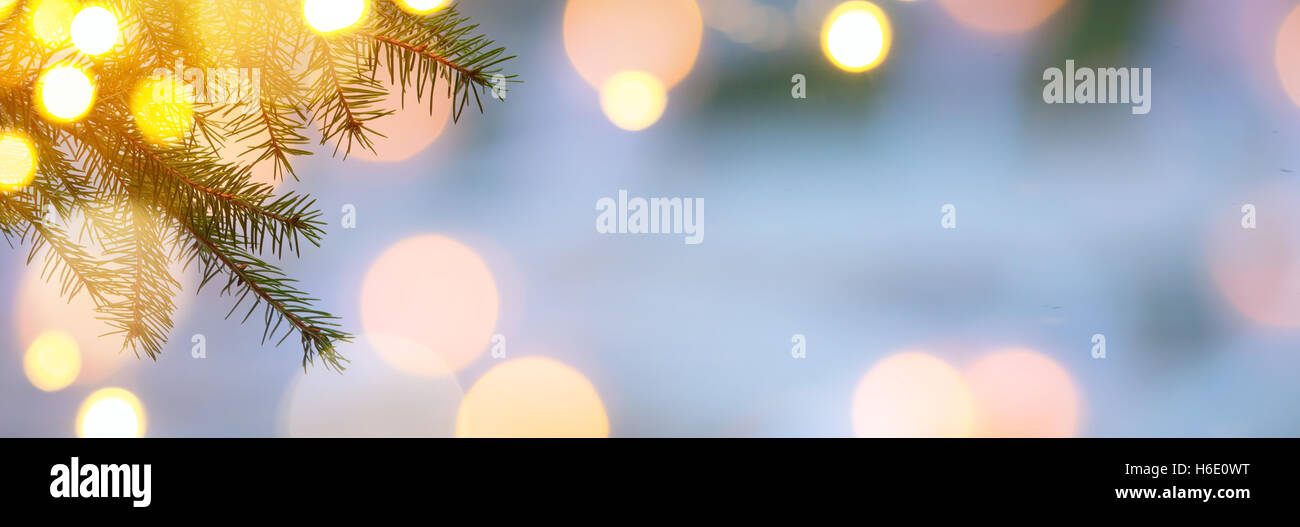 Jours fériés ; arbre de Noël avec l'arrière-plan décoration lumière sur la neige Banque D'Images