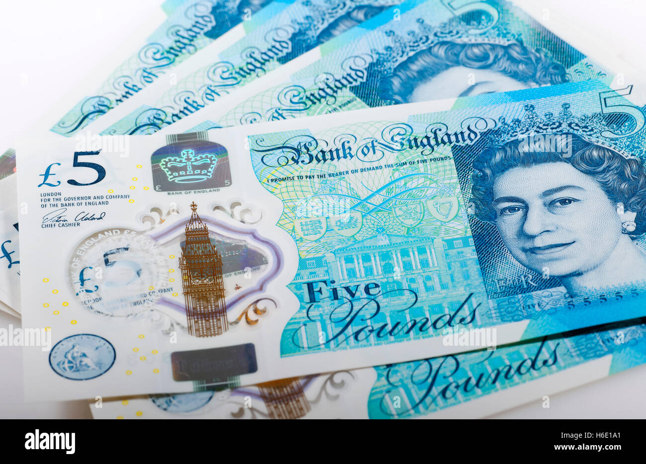 Gros plan de l'argent anglais cash £5 nouveau polymère cinq livres livres billets finance concept Angleterre Royaume-Uni GB Grande-Bretagne Banque D'Images