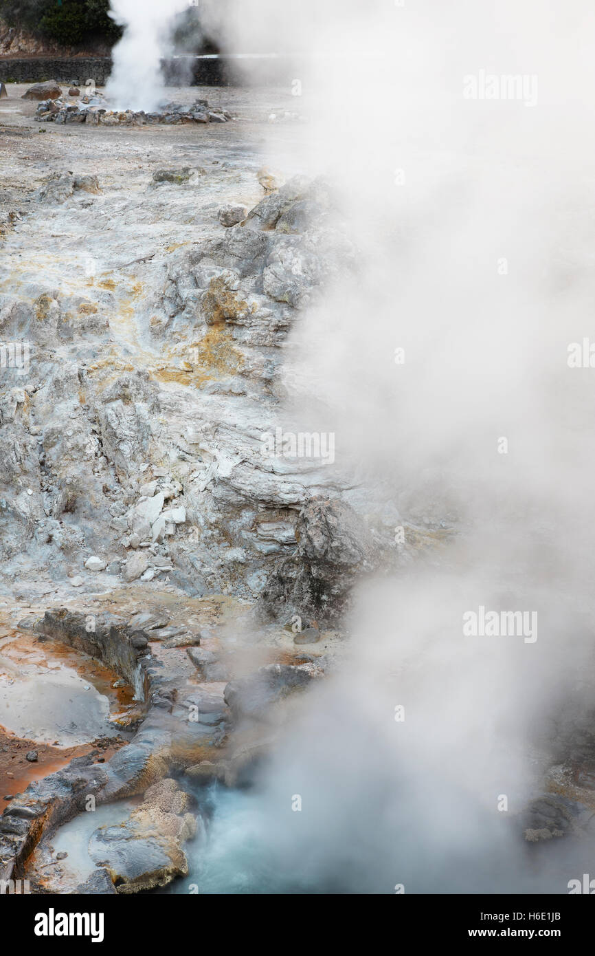 Les eaux de source chaude à Furnas, Sao Miguel. Açores. Le Portugal. La verticale Banque D'Images