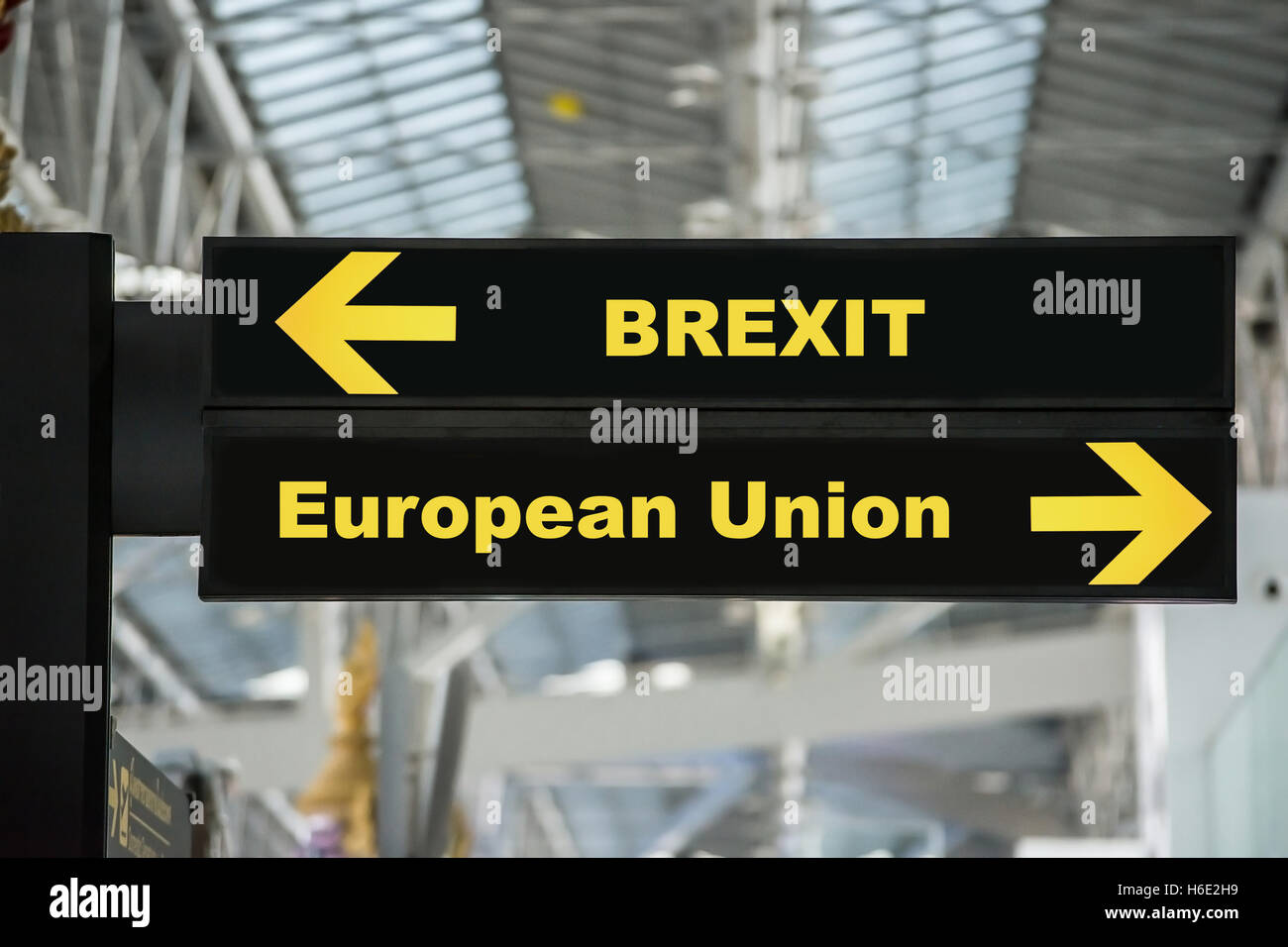 Brexit ou la sortie sur panneau de signe de l'aéroport avec arrière-plan flou. Brexit concept. Banque D'Images