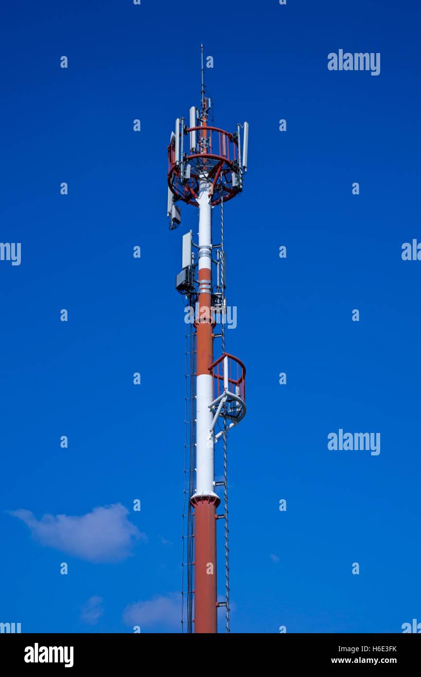 Les antennes du réseau mobile avec pôle Banque D'Images