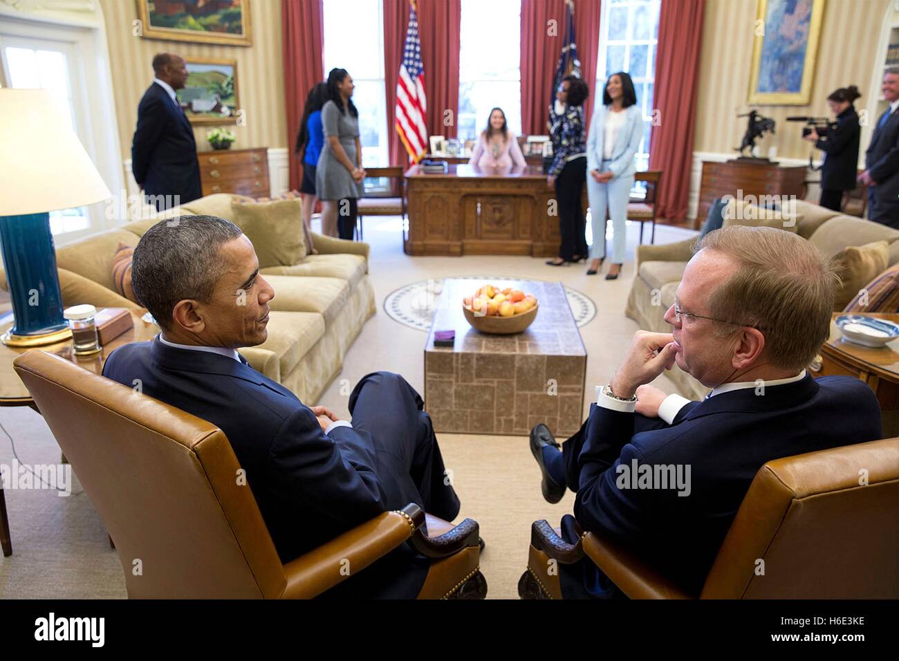 Le président des États-Unis, Barack Obama parle avec Boys & Girls Clubs of America Président et chef de la direction Jim Clark au cours d'une visite au Bureau ovale de la Maison Blanche, 16 mars 2015 à Washington, DC. Banque D'Images