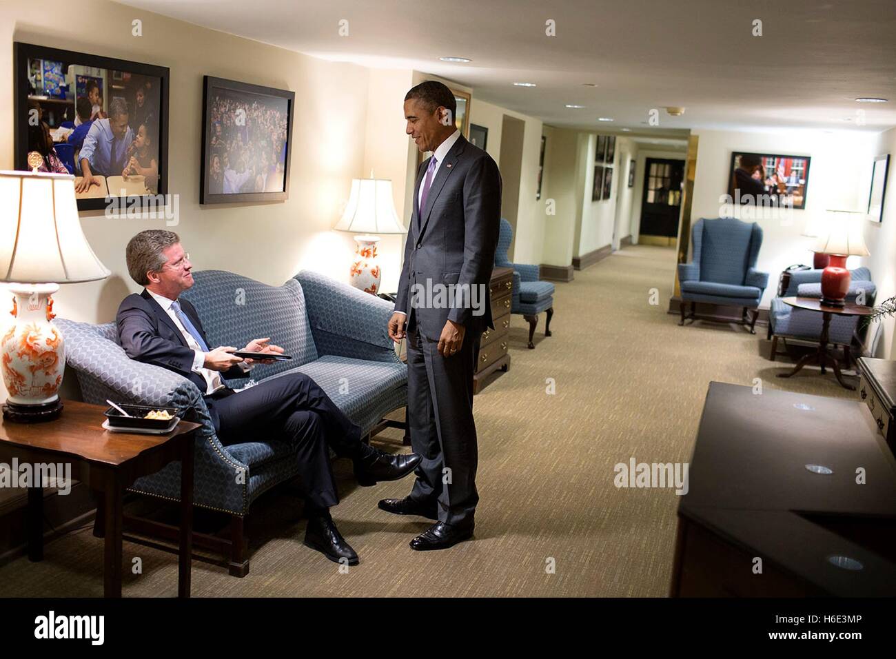 Le président des États-Unis, Barack Obama parle avec Office of Management and Budget Directeur Shaun Donovan dans l'aile ouest de la Maison Blanche le 3 mars 2015 à Washington, DC. Banque D'Images