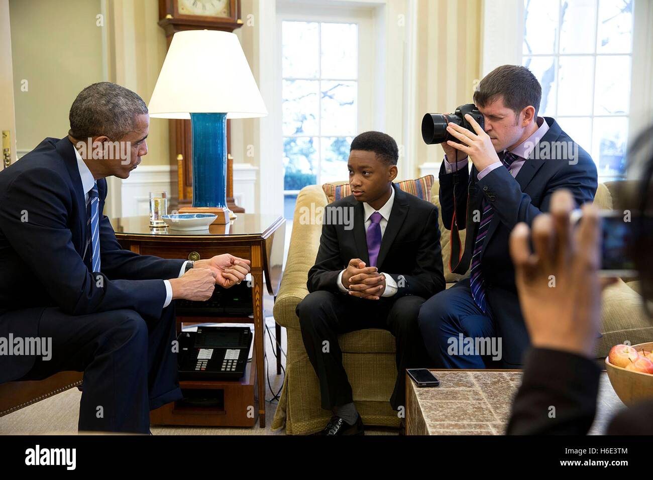 L'homme de New York fondateur Brandon Stanton photographies Le président des États-Unis, Barack Obama, parlant à un jeune de 13 ans étudiant pour un blog interview dans le bureau ovale de la Maison Blanche le 5 février 2015 à Washington, DC. Banque D'Images