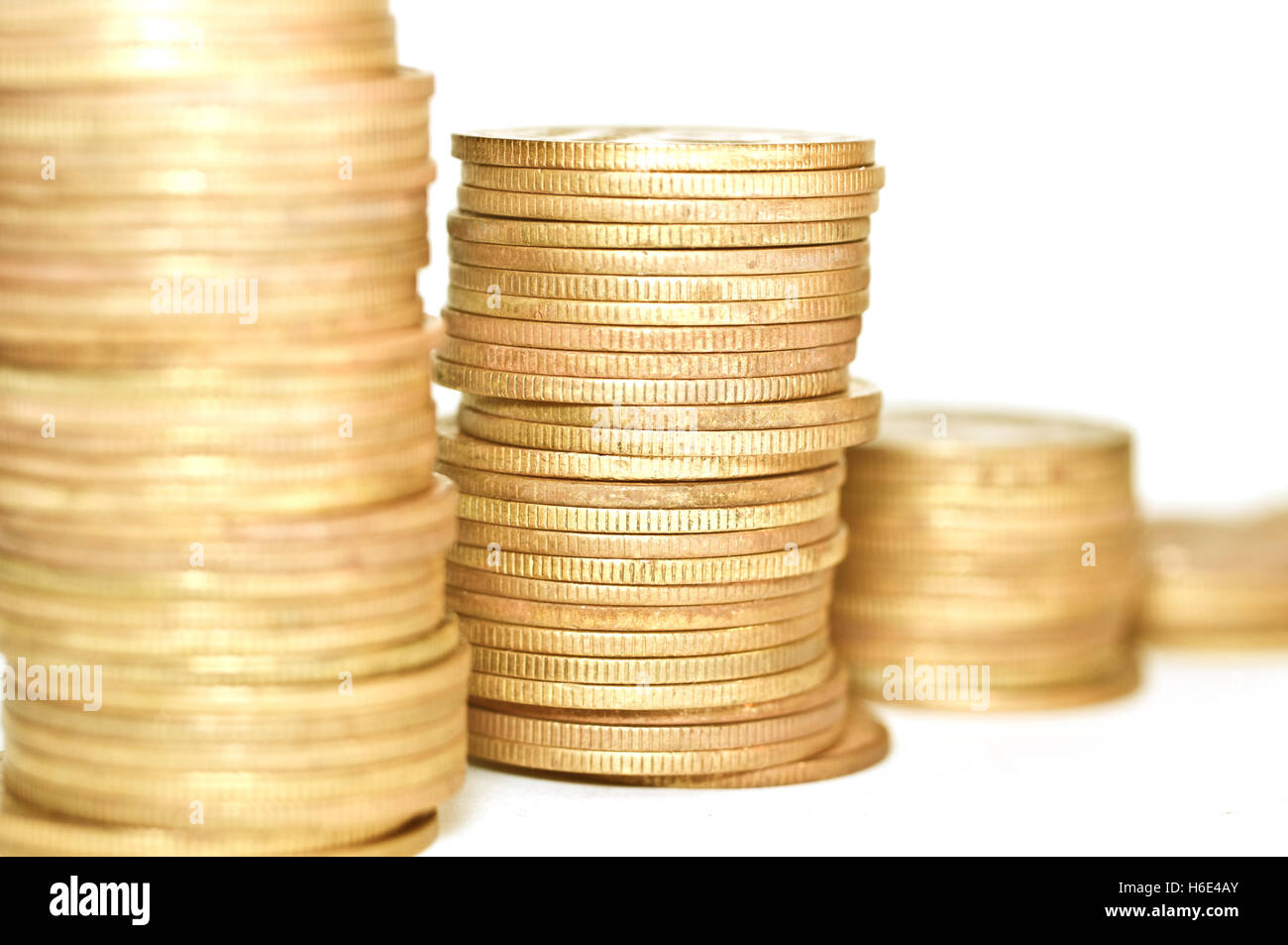 Concepts économiques. Pièces d'or sur fond blanc. Coins empilés les uns sur les autres. Macro Banque D'Images