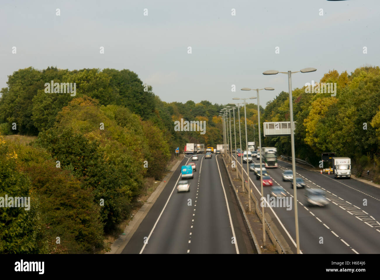 Les voitures et les camions sur l'A12 l'Essex avec flou de vitesse Banque D'Images