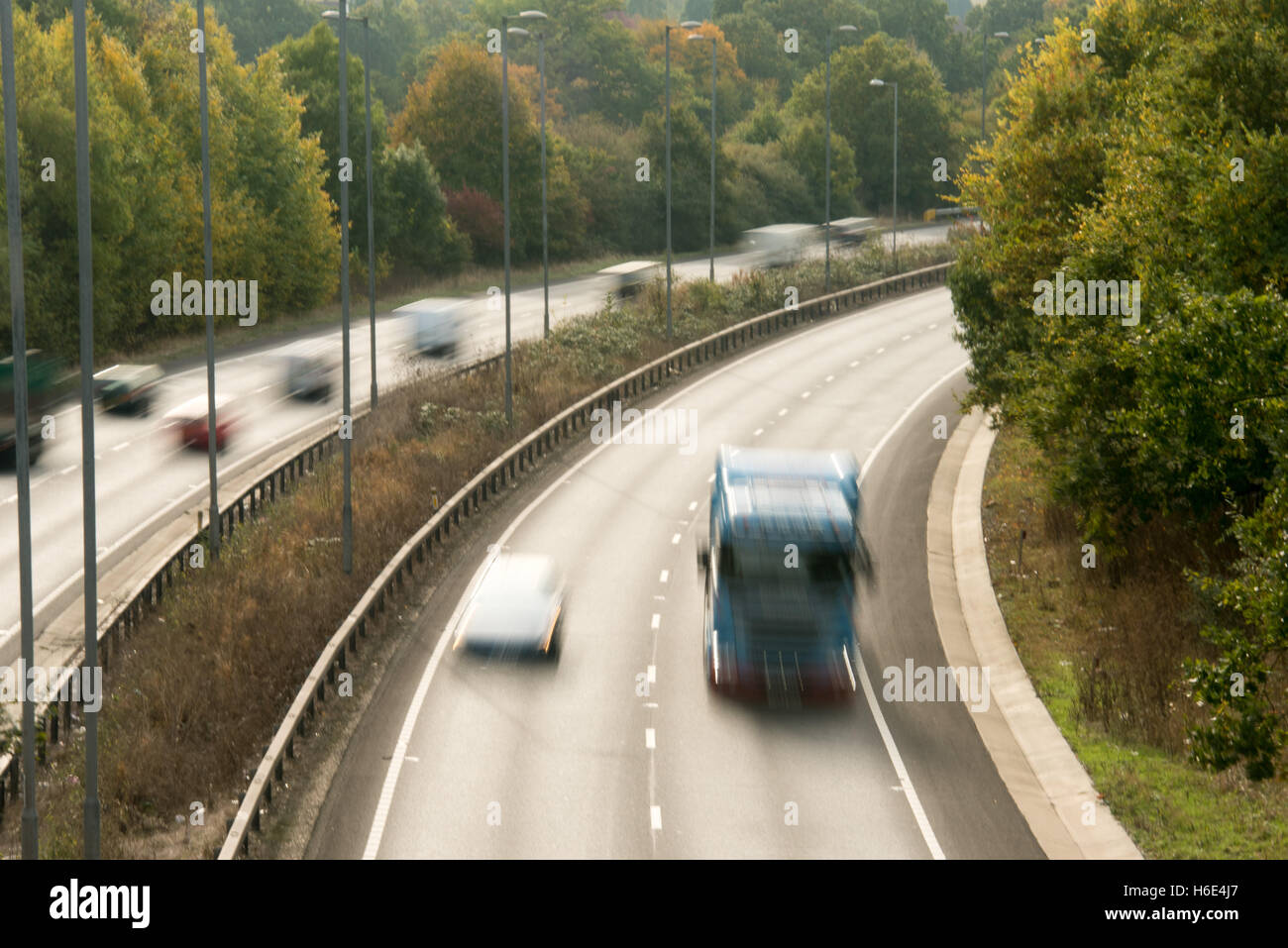 Les voitures et les camions sur l'A12 l'Essex avec flou de vitesse Banque D'Images