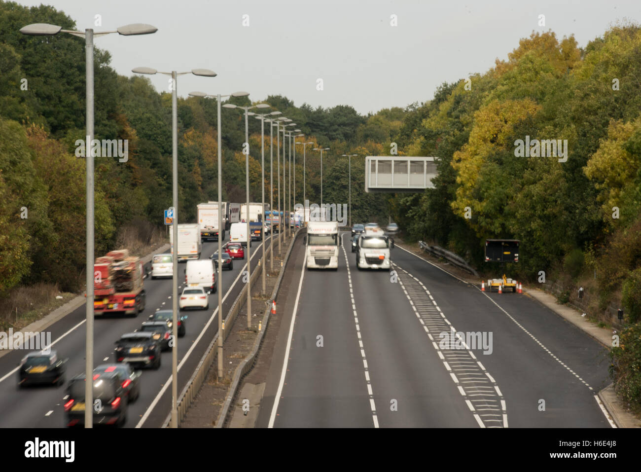 Les voitures et les camions sur l'A12 l'Essex avec flou de vitesse Banque D'Images